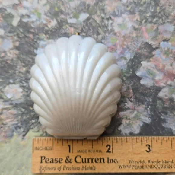 Vintage Plastic Clam Shell Ring Box - Picture 8 of 10